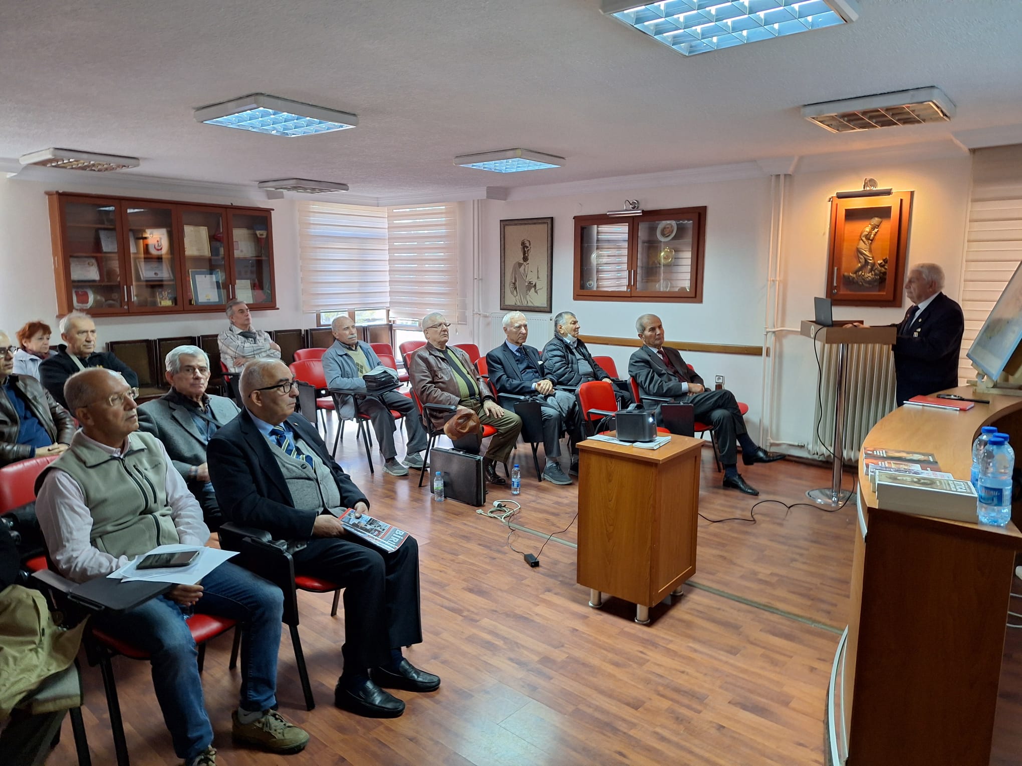 E. Tnk. Alb. İzzettin ÇOPUR  tarafından  “50. Yılında Kıbrıs Barış Harekâtı” konulu bir konferans verilmiştir.